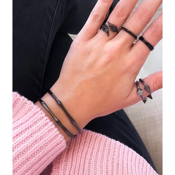 Retail $40 Kinsley Armelle Goddess Collection Black Laurel Leaf Ring*NEW - Picture 2 of 2